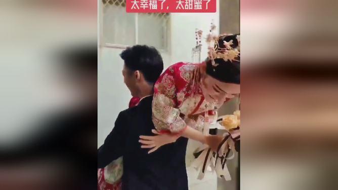 47岁赵薇罕见现身哈尔滨游玩,素颜示人状态不佳!犹如广场大妈!